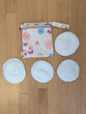 Kindred Bravely White Nursing Pads with Multicolor Floral Wet Bag